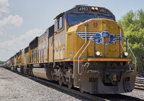 Railroad industry sues to block new locomotive pollution rules in California