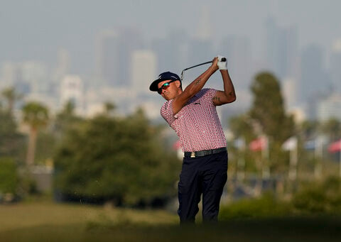 Fowler, Clark share the US Open lead with major champs chasing them