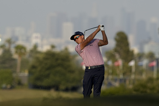 Fowler, Clark share the US Open lead with major champs chasing them