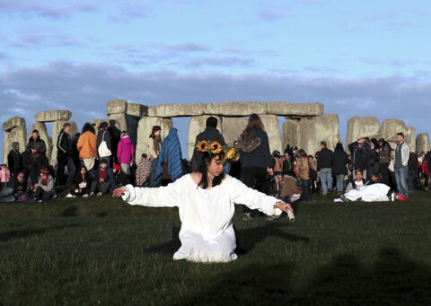 Thousands gather at Stonehenge for annual ritual marking the summer solstice