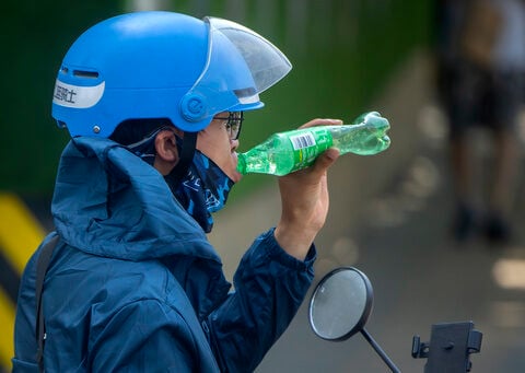 Beijing sizzles under worst heat wave and authorities ask people to stay indoors