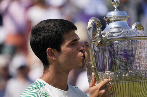 Alcaraz wins Queen's Club final for 1st title on grass and reclaims top ranking ahead of Wimbledon