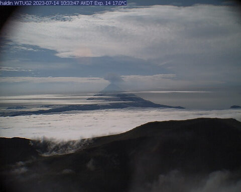 Alaska volcano spews ash cloud high enough to draw weather service warning for pilots