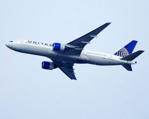 United Airlines agrees to give union pilots big pay raises