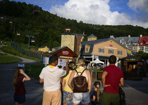 1 dead, 1 critically injured after being knocked from gondola at Quebec resort