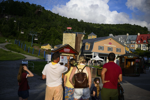 1 dead, 1 critically injured after being knocked from gondola at Quebec resort