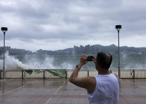 Schools and stock market closed as Hong Kong braces for Typhoon Talim