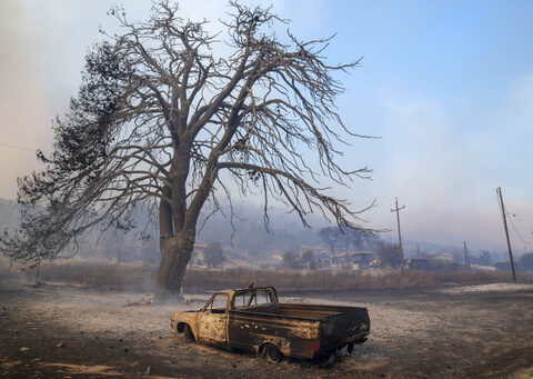 After heat wave, wildfires force thousands to flee seaside resorts outside Greek capital