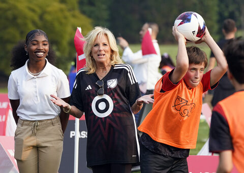 White House lawn turns to playground for kids' soccer clinic