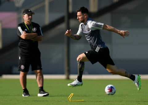 Lionel Messi takes to the practice field for 1st time since signing with Inter Miami