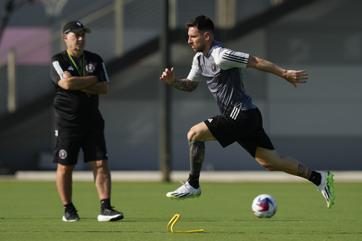 Lionel Messi takes to the practice field for 1st time since signing with Inter Miami