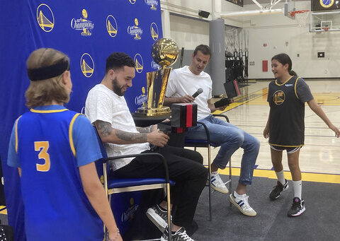 Warriors youth campers help present former Golden State players Bjelica, Chiozza championship rings