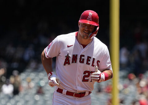 Mike Trout leaves Angels game with apparent hand or wrist injury