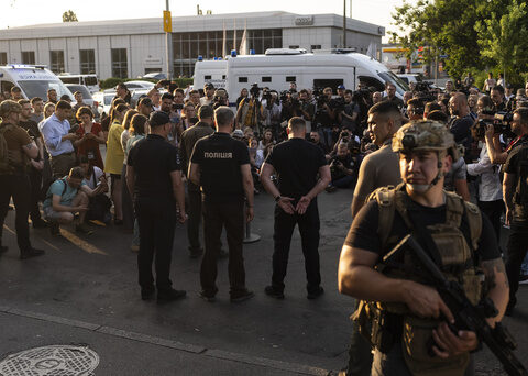 Suspect in Ukraine detonates explosives at a courthouse, killing himself and wounding 2 officers