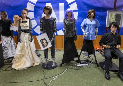 Robots take questions at Geneva press conference, say they could be better leaders than humans