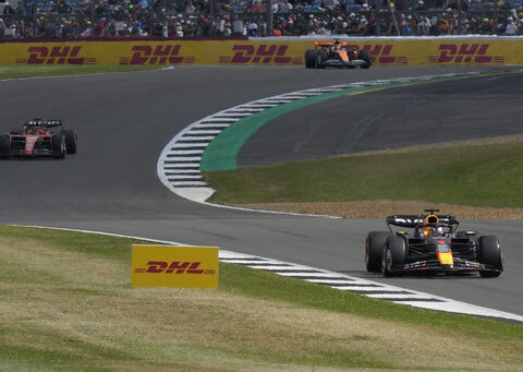 Verstappen takes pole at British GP for 5th straight F1 race as teammate Pérez struggles again