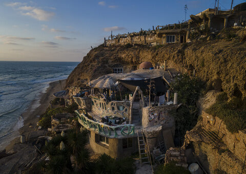 After half a century, Israel moves to evict squatter from his cave home on the beach