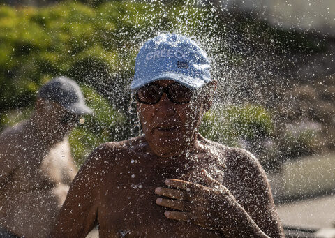 Acropolis' midday closure leaves many tourists in the lurch as a heat wave lashes southern Europe