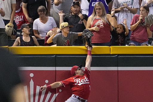 Pham loses homer on bizarre fan interference, Diamondbacks beat Reds 10-8