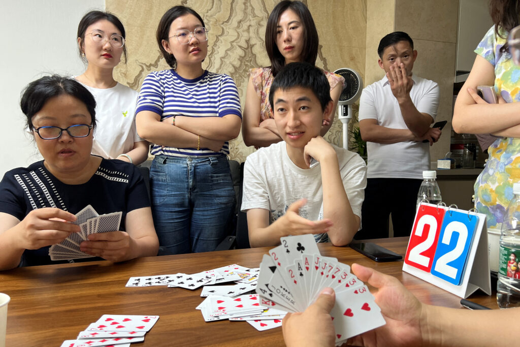 US-Sino tensions help spawn China card game craze