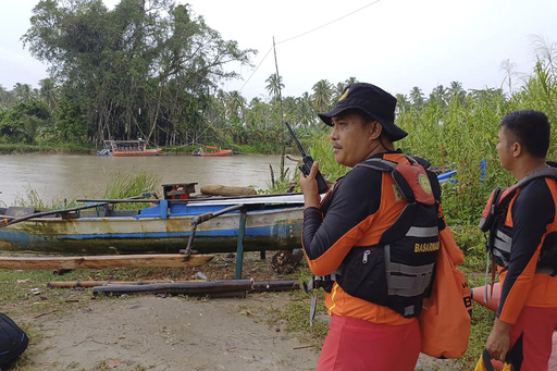 4 Australian tourists are rescued after being missing in Indonesian waters for 2 days