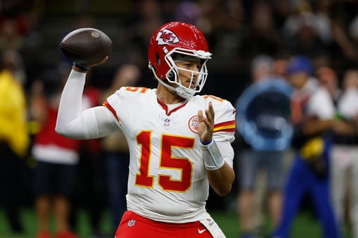 Chiefs to play Patrick Mahomes and other starters for first half against Arizona