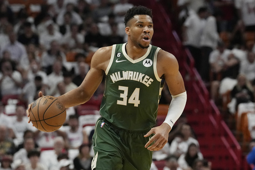 Antetokounmpo wants to see how committed Bucks are to winning a title before deciding on extension