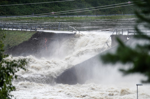 More evacuations considered in Norway where level in swollen rivers continues to rise