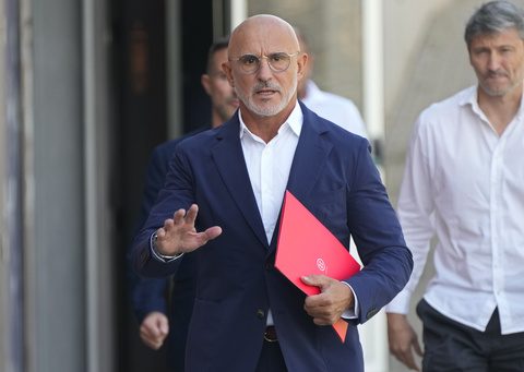 Spain's men's coach asks for forgiveness for applauding Rubiales' diatribe against 'false feminists'