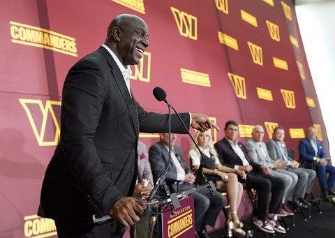 Magic Johnson meets with Washington Commanders players for the first time