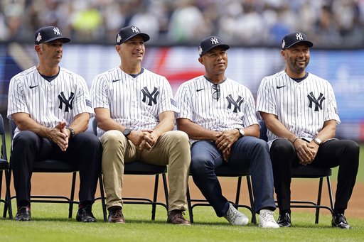 Jeter returns as Yankees honor 1998 team at Old-Timers' Day, Boone booed by some