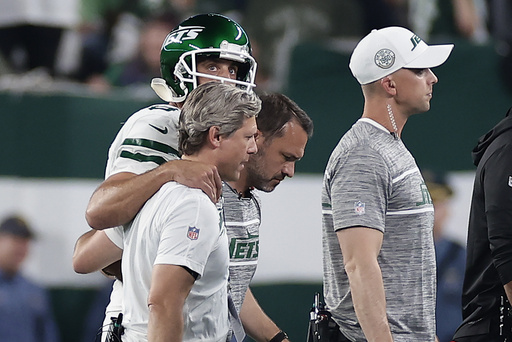 Aaron Rodgers carted from sideline after suffering apparent leg injury in his first series for Jets