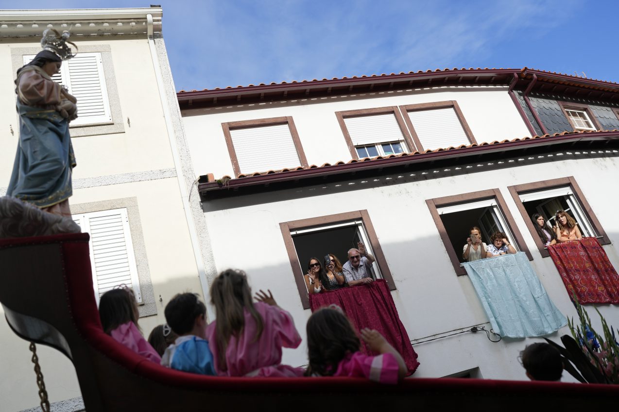 Ox-pulled floats with sacred images of Mary draw thousands to Portugal’s wine-country procession