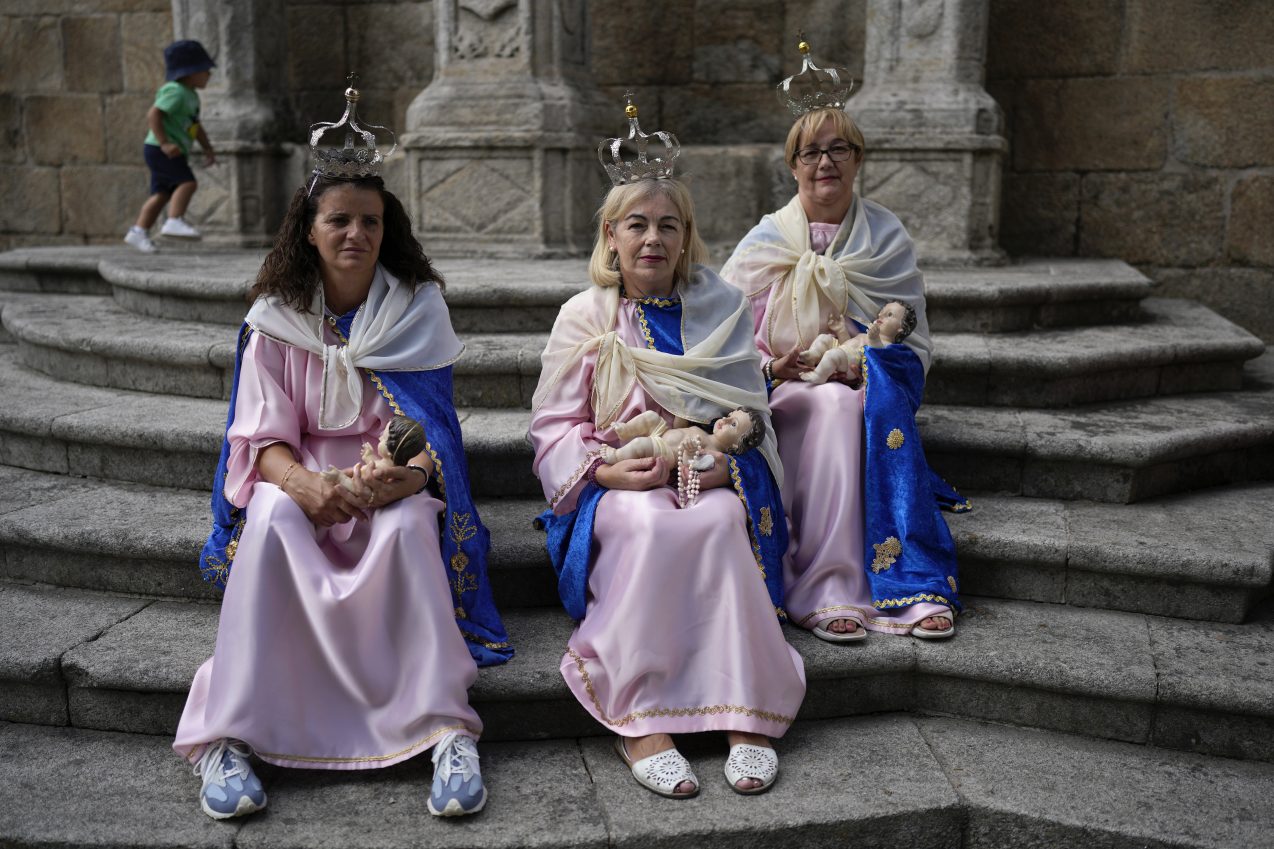 Ox-pulled floats with sacred images of Mary draw thousands to Portugal’s wine-country procession