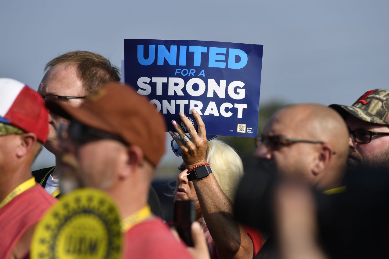 UAW poised for midnight strike at plants in Wayne, Michigan, Toledo, Ohio, and Wentzville, Missouri