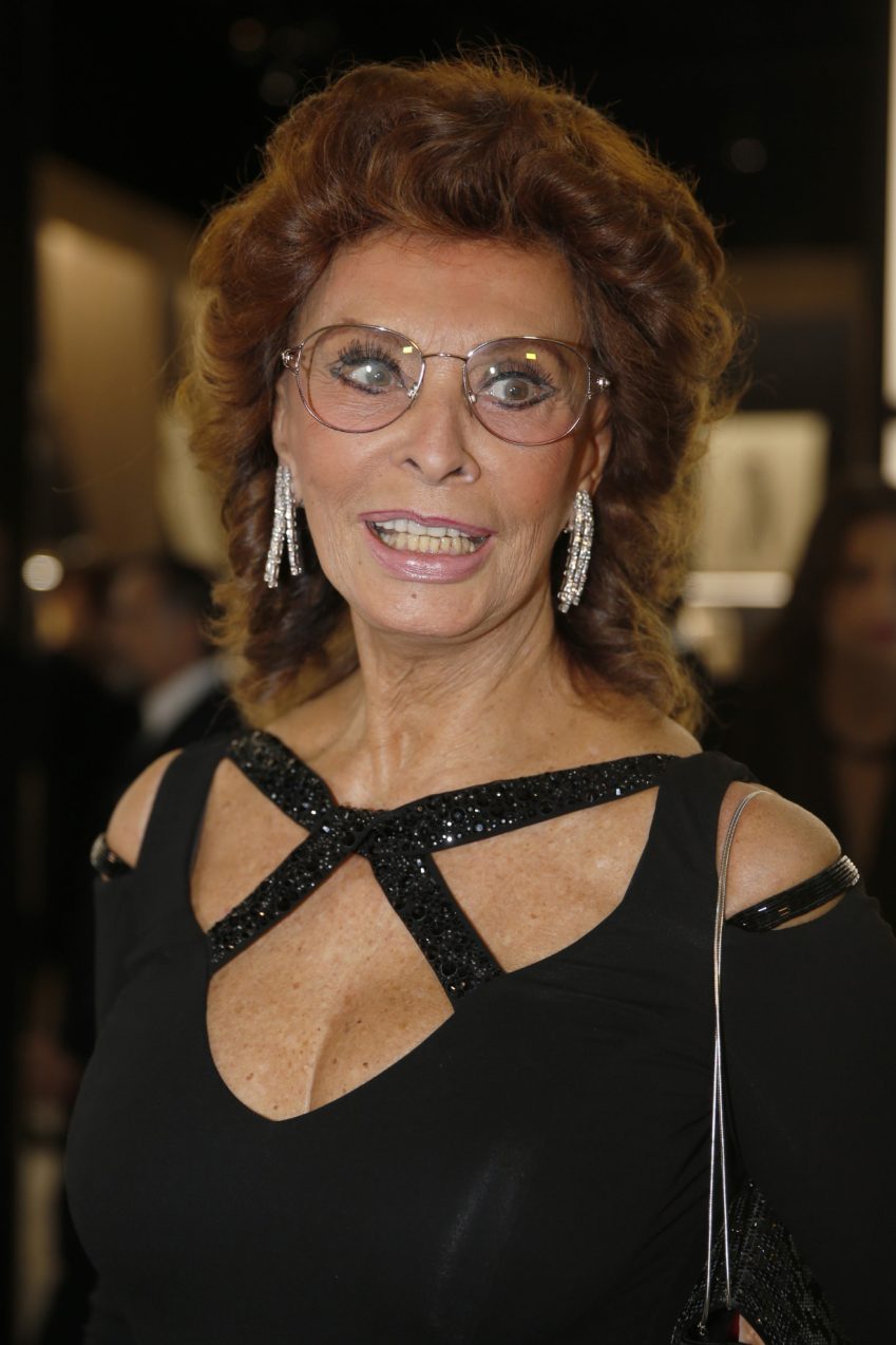 Film legend Sophia Loren has successful surgery after fracturing a leg in a fall at home, agent says