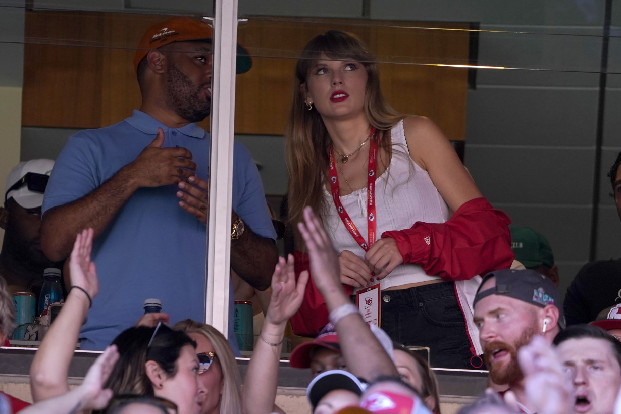 Taylor Swift turns out to see Travis Kelce, Kansas City Chiefs play Chicago Bears