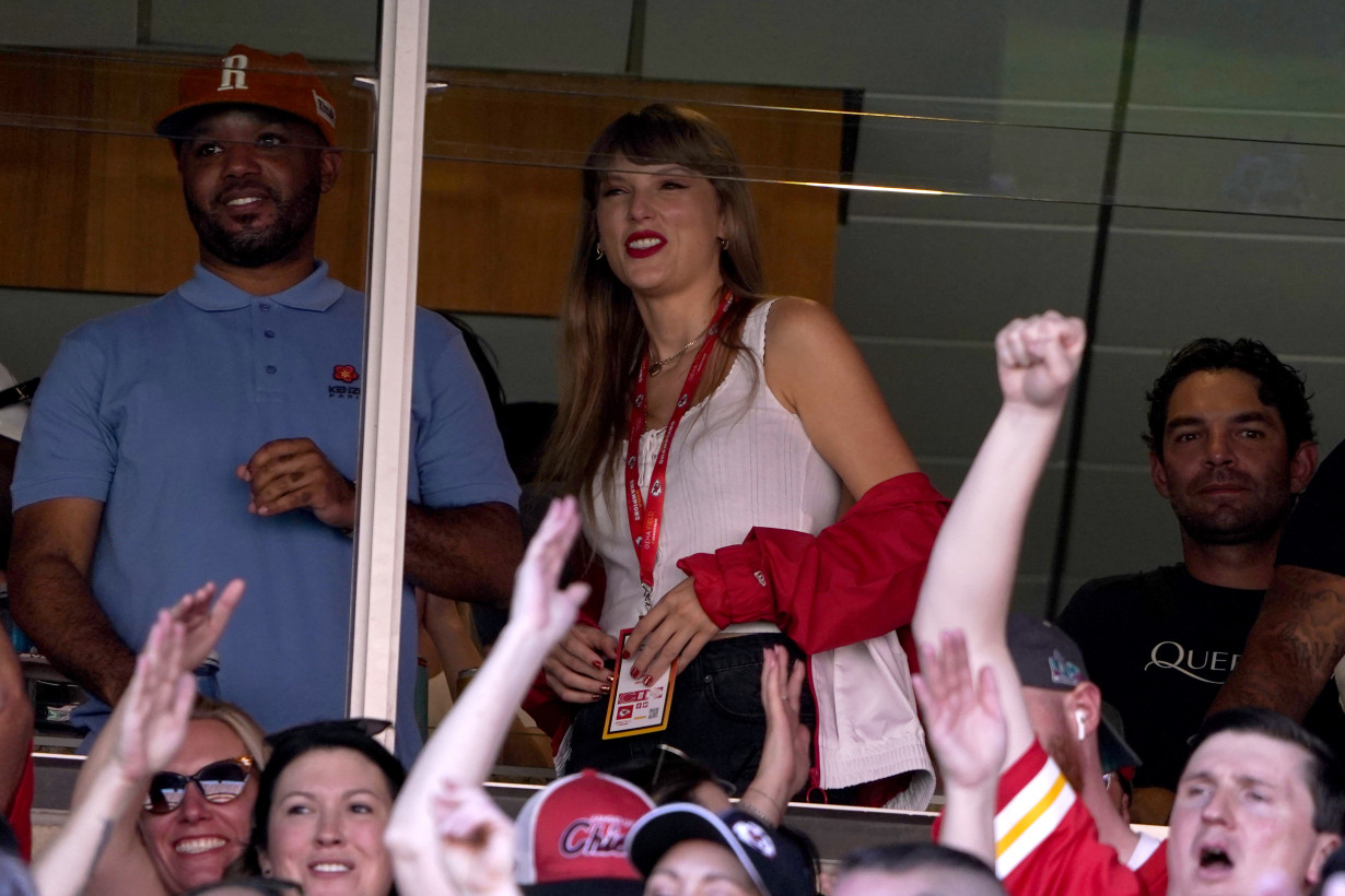 Taylor Swift turns out to see Travis Kelce, Kansas City Chiefs play Chicago Bears