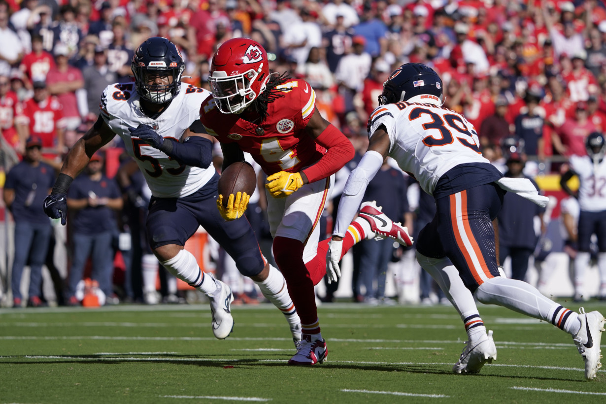 Patrick Mahomes throws 3 TD passes, Taylor Swift celebrates as Chiefs rout Bears 41-10