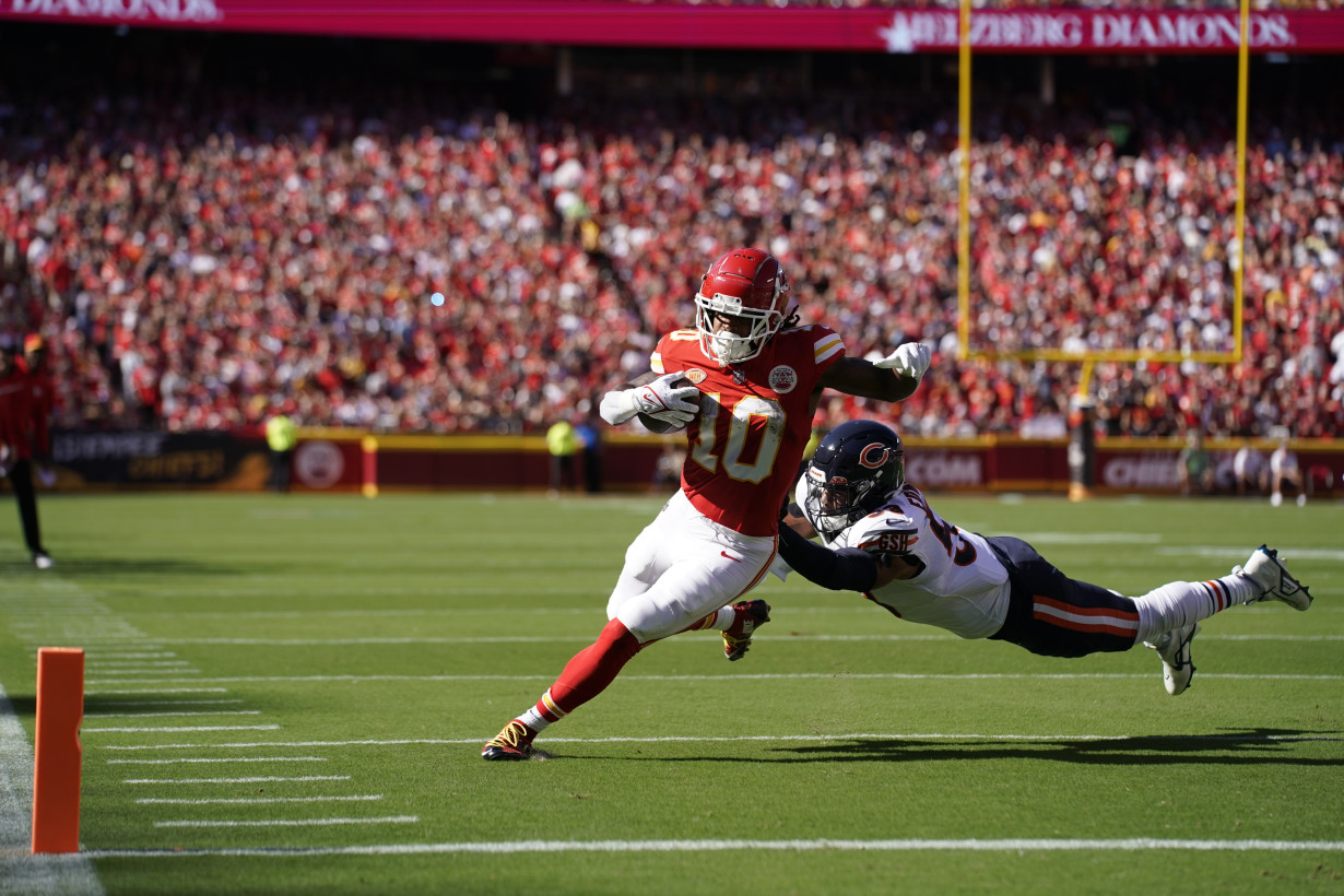 Patrick Mahomes throws 3 TD passes, Taylor Swift celebrates as Chiefs rout Bears 41-10