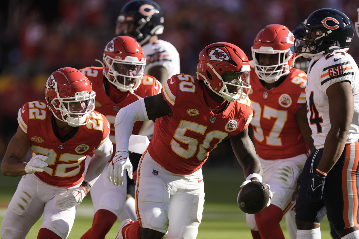 Patrick Mahomes throws 3 TD passes, Taylor Swift celebrates as Chiefs rout Bears 41-10