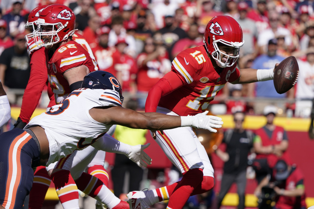 Patrick Mahomes throws 3 TD passes, Taylor Swift celebrates as Chiefs rout Bears 41-10