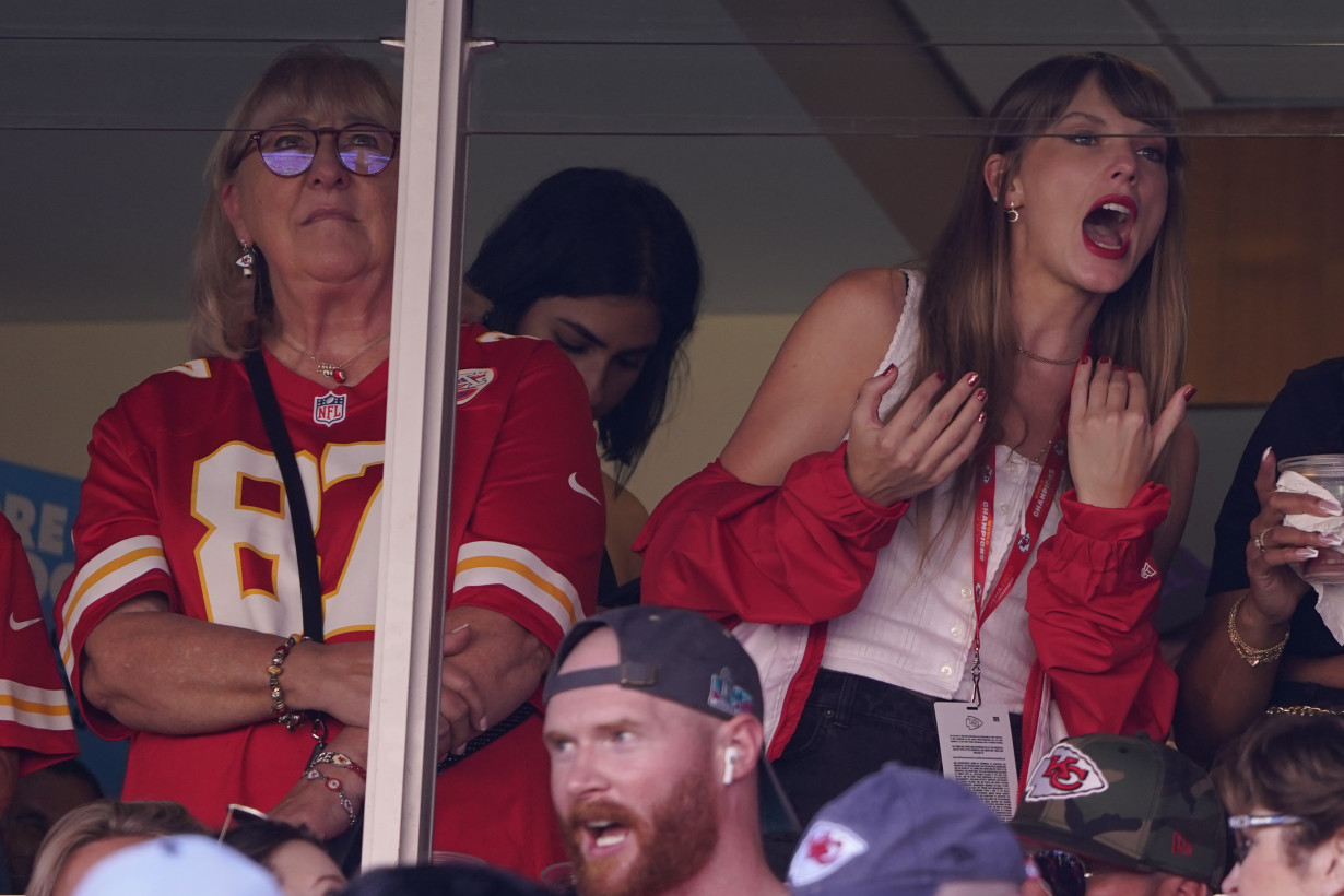 Patrick Mahomes throws 3 TD passes, Taylor Swift celebrates as Chiefs rout Bears 41-10