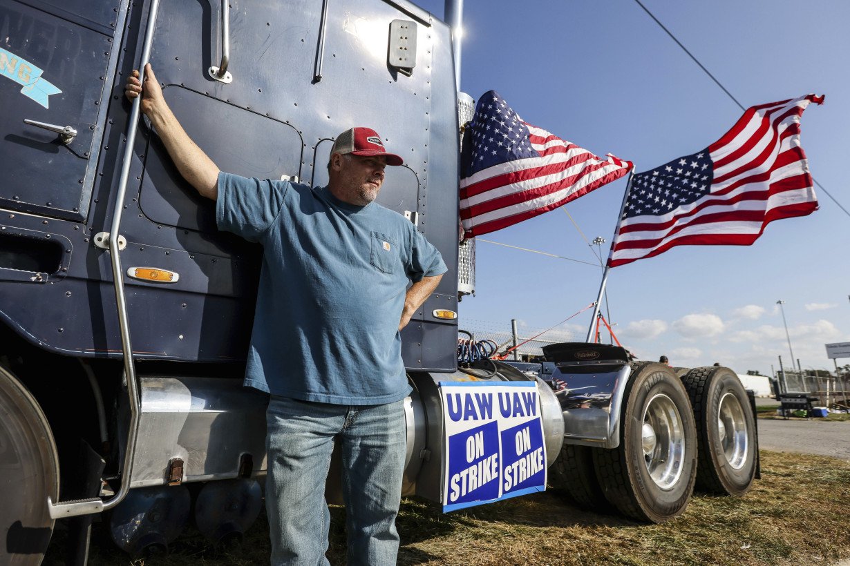 Auto workers still have room to expand their strike against car makers. But they also face risks