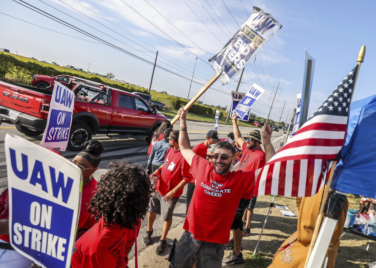 Auto workers still have room to expand their strike against car makers. But they also face risks