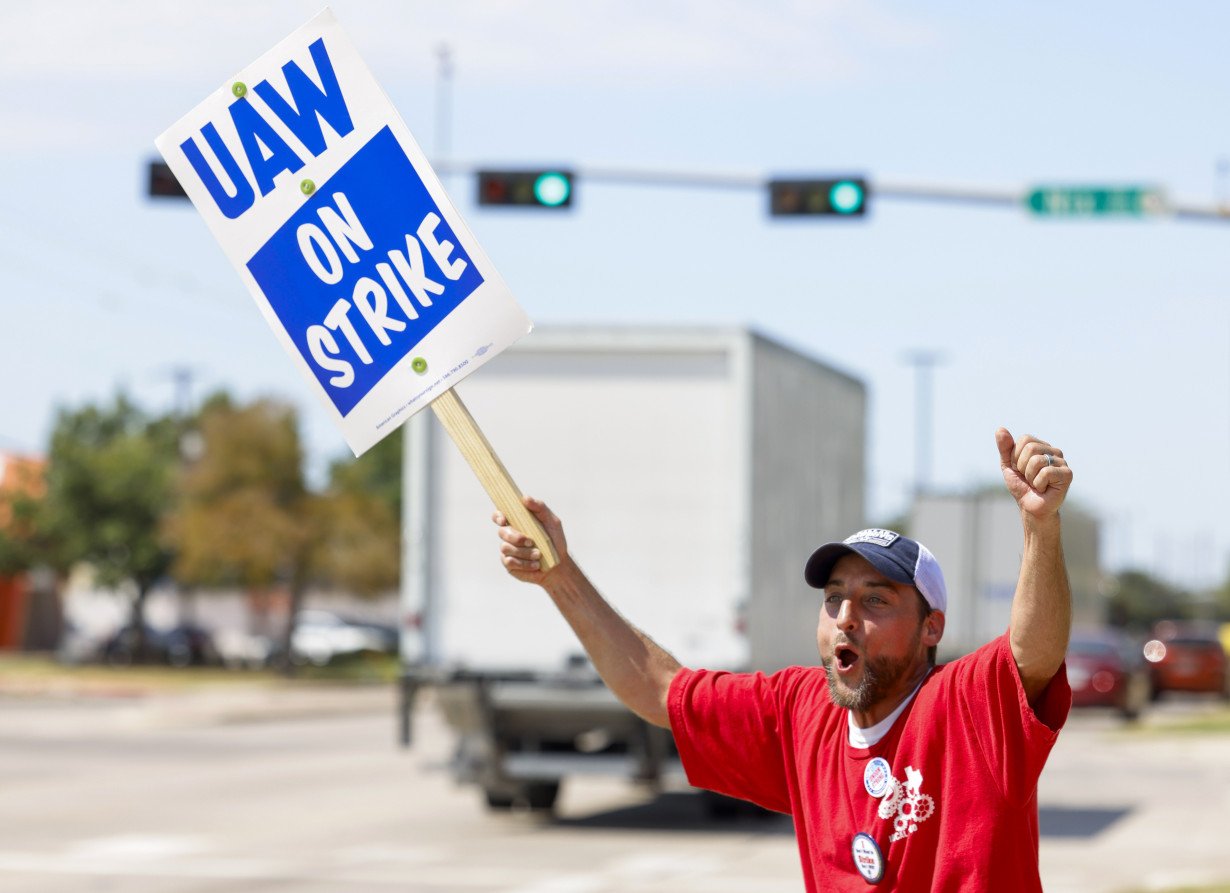 Auto workers still have room to expand their strike against car makers. But they also face risks