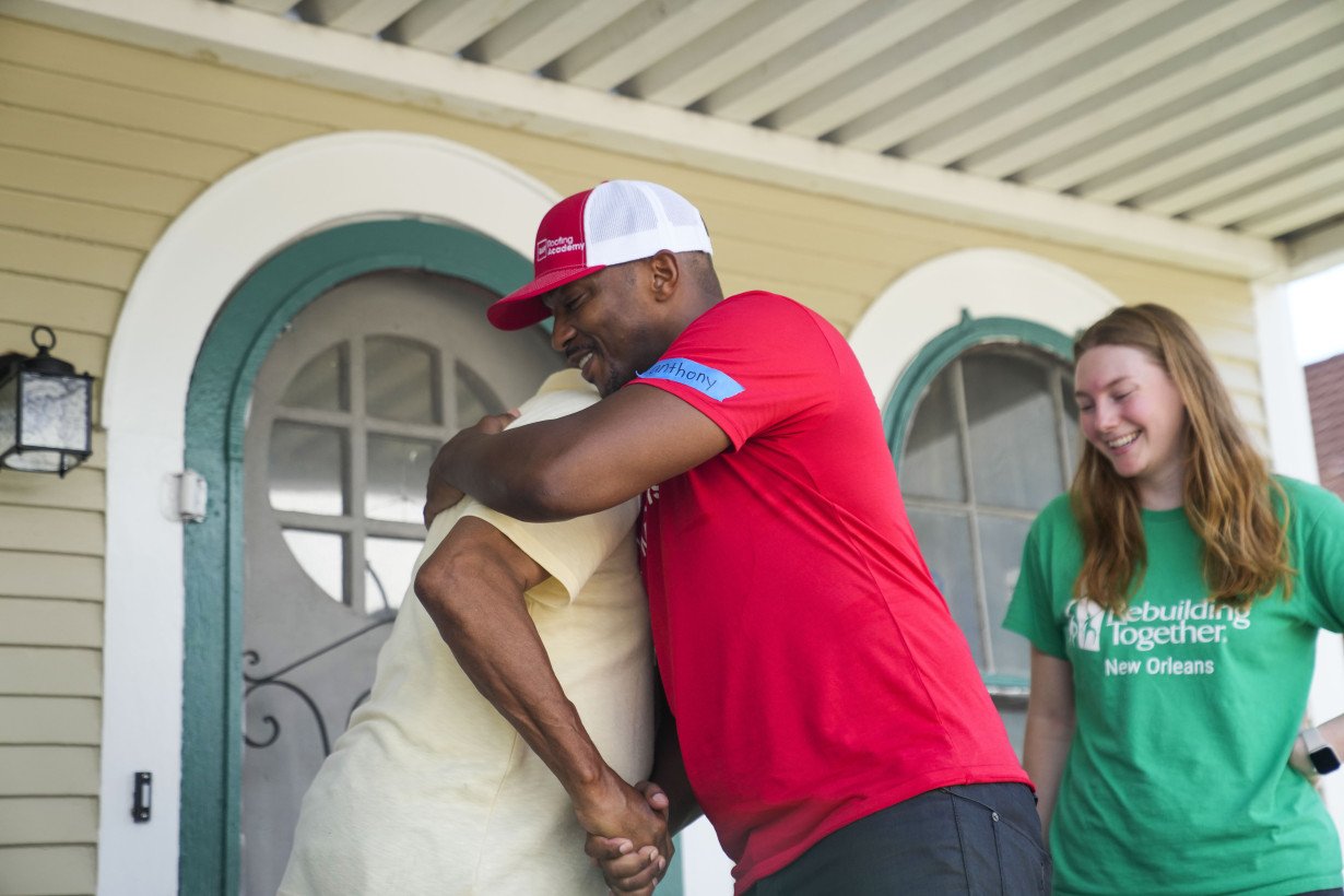 Back at old job, Anthony Mackie lends star power to New Orleans' post-Ida roof repair effort