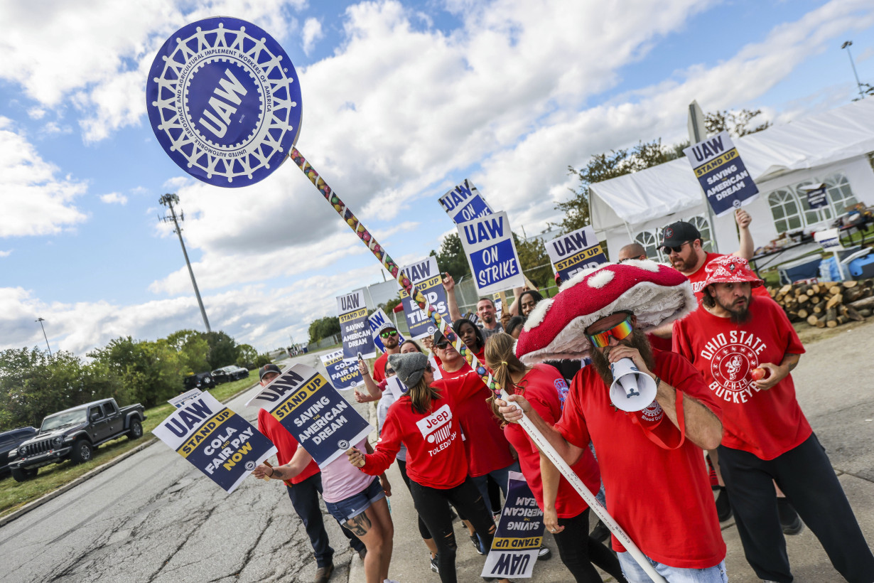 Jeep maker Stellantis makes a new contract offer as auto workers prepare to expand their strike