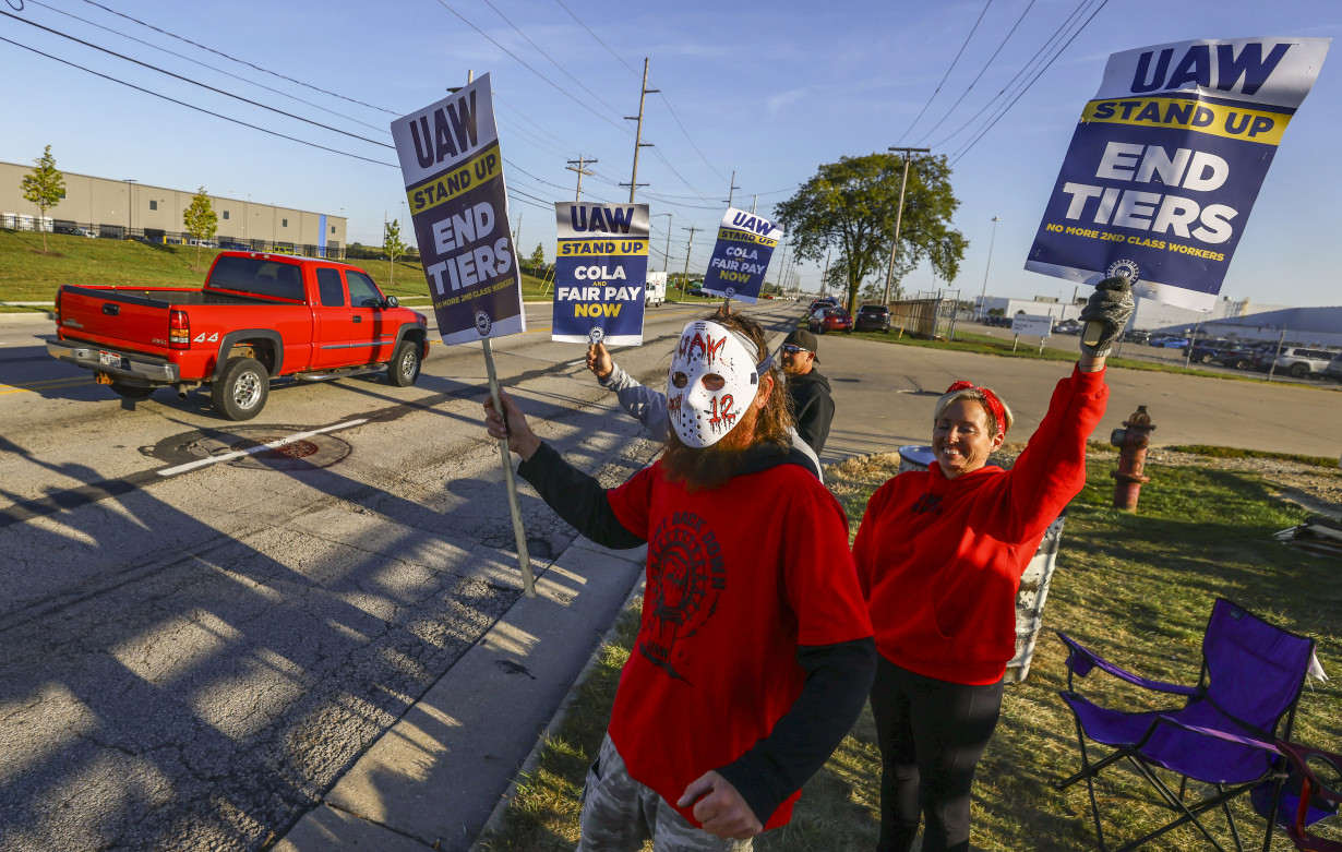 Jeep maker Stellantis makes a new contract offer as auto workers prepare to expand their strike