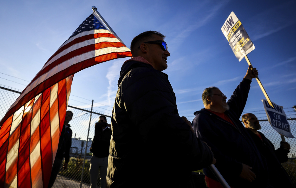 Jeep maker Stellantis makes a new contract offer as auto workers prepare to expand their strike